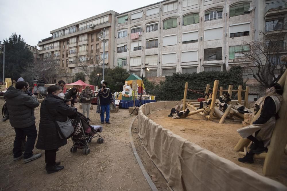 Famílies desfilen il·lusionades pel Parc de Reis de Manresa