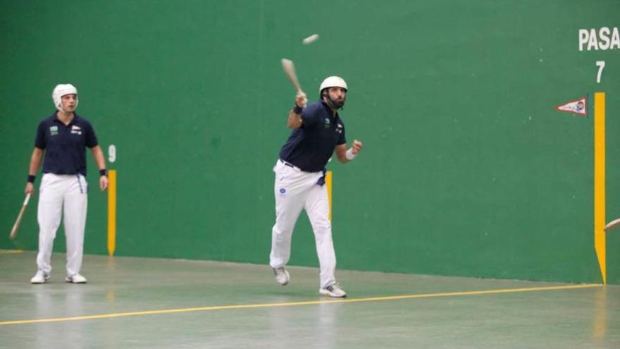 Los gijoneses Durán y Fuente, durante su semifinal ante Martínez y Goñi.