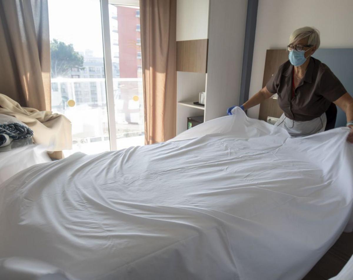 Las camareras de piso, entre los colectivos prioritarios. | G. BOSCH