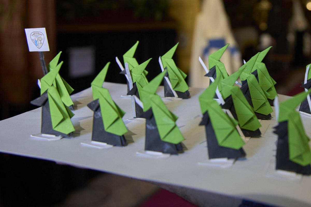 Un gironí recrea la processó de Girona amb figures de paper