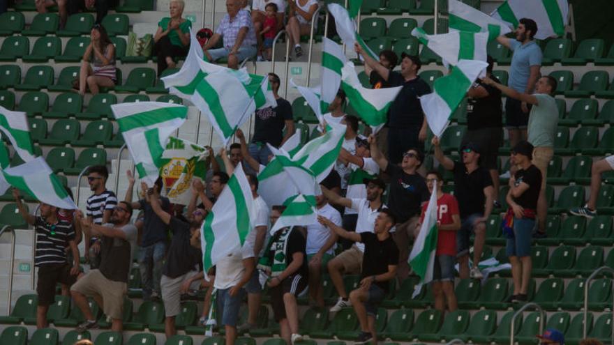 Aficionados animando, durante la pasada temporada