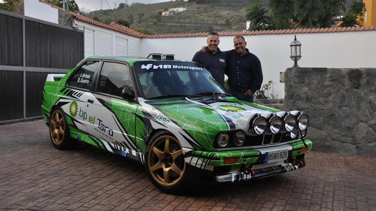 Ivan Armas y su copiloto Bernardino Guerra, junto a su BMW M-3 con nuevos colores para la temporada 2024