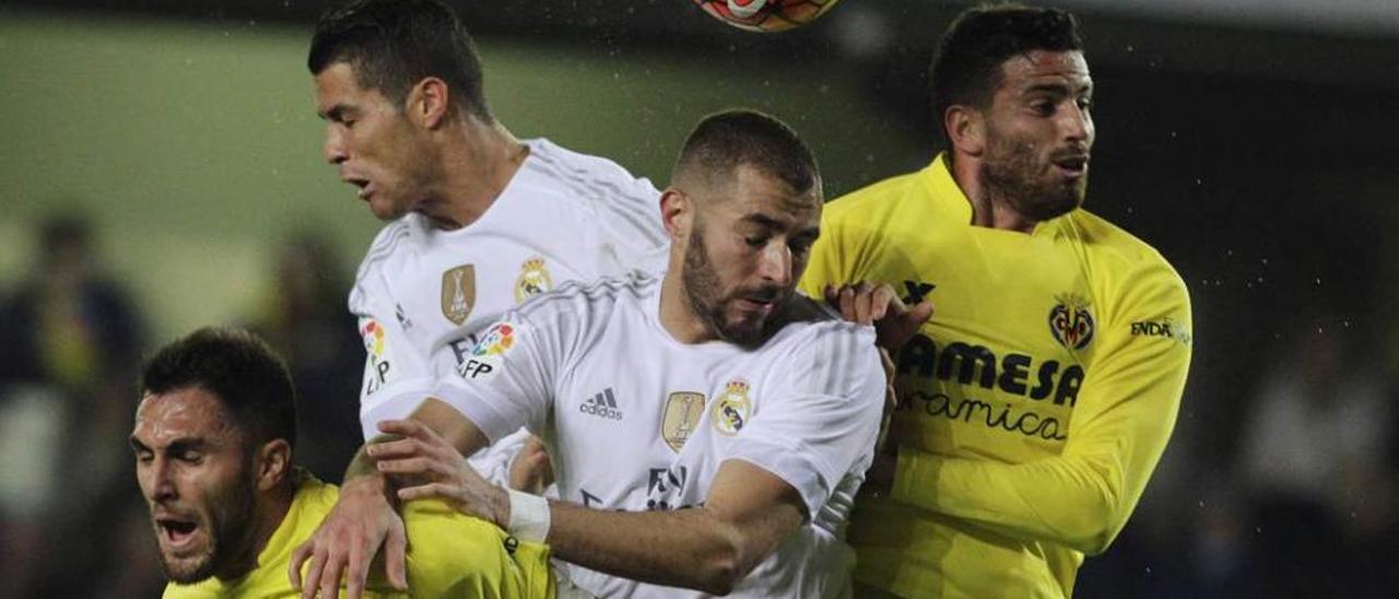 Cristiano Ronaldo y Benzema disputan un balón con Víctor Ruiz y Musacchio.