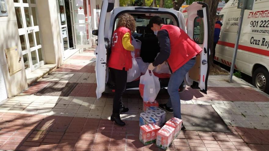 Voluntarios de Cruz Roja cargan bolsas de comida en sus locales de Marbella. | L.O.
