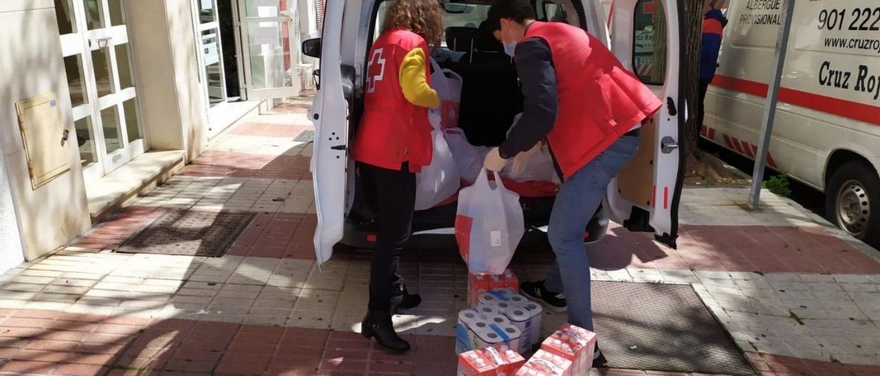 Voluntarios de Cruz Roja cargan bolsas de comida en sus locales de Marbella. | L.O.