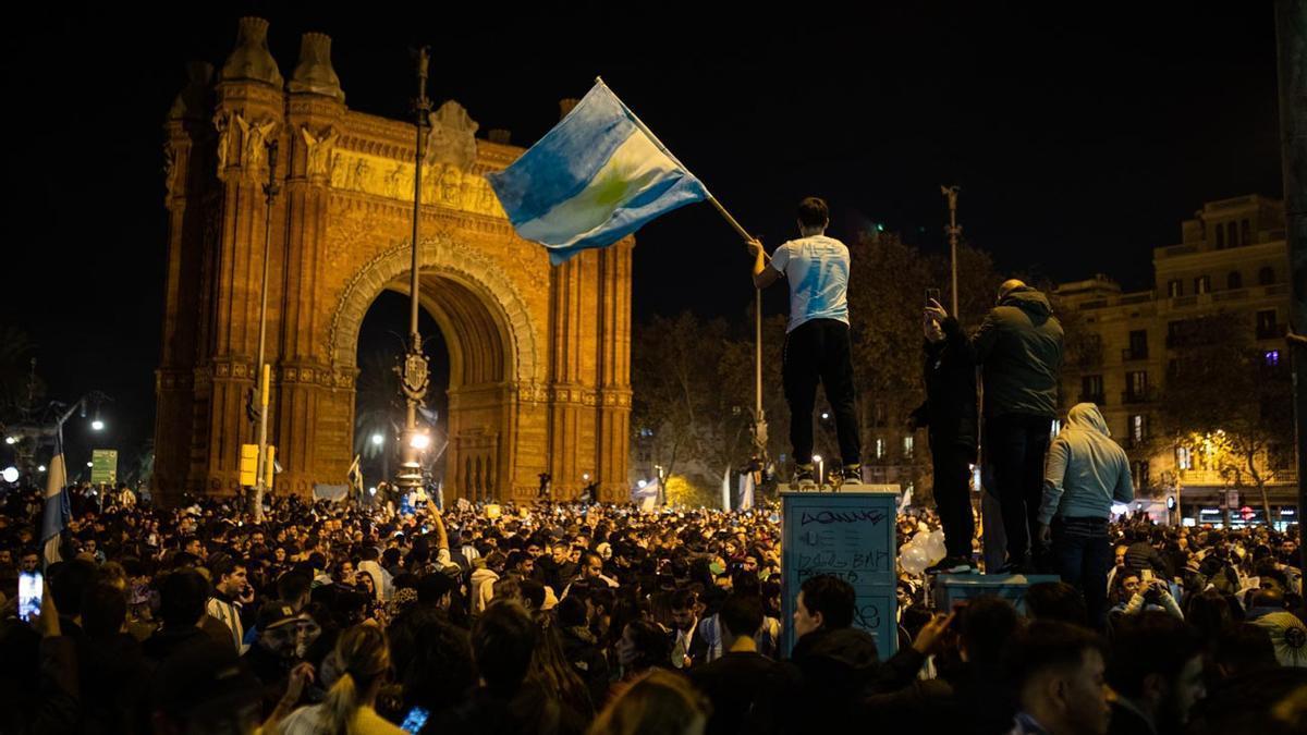 Seguidores de Argentina celebran la victoria en el Mundial en Barcelona.