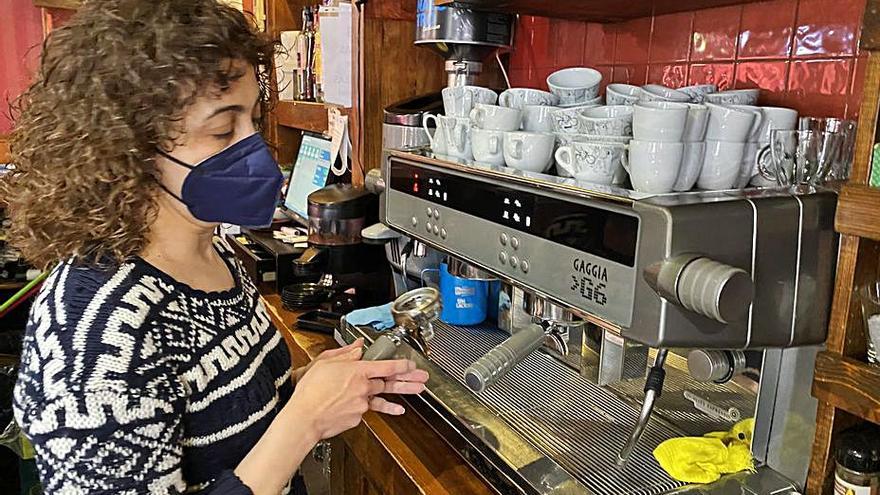 Sandra García, de Las Novedades, junto a la máquina de café. | Vivas