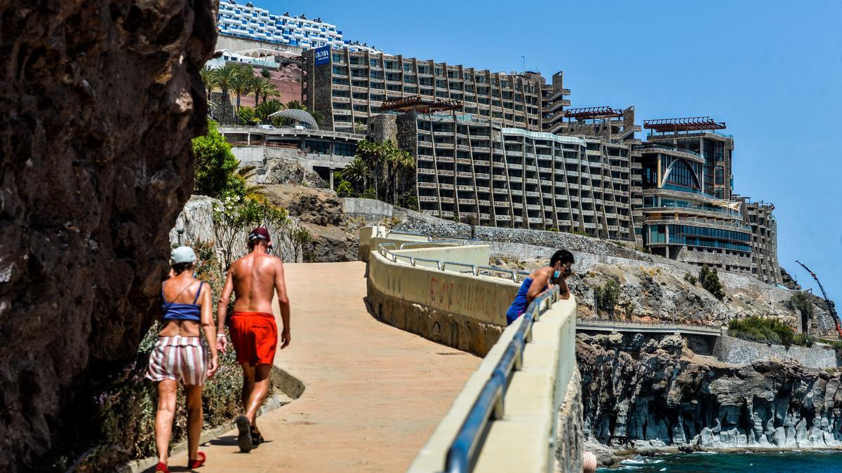 Turistas pasean por las inmediaciones del Gloria Palace Amadores, en Mogán.