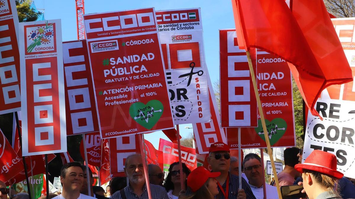 Sindicalistas de CCOO durante la última gran manifestación por la sanidad pública en Córdoba, el pasado mes de marzo.