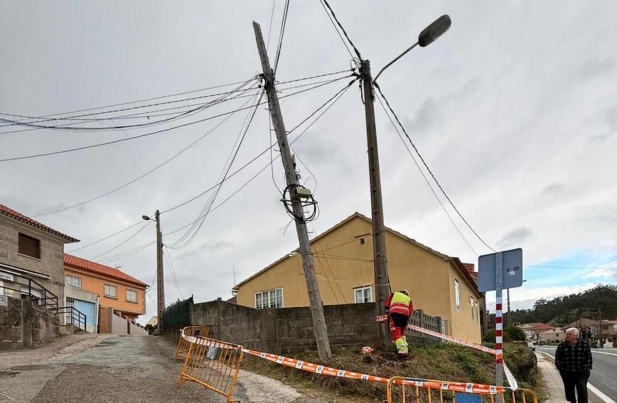 Balsas de agua en un tramo del vial en A Rúa. |  Santos Álvarez