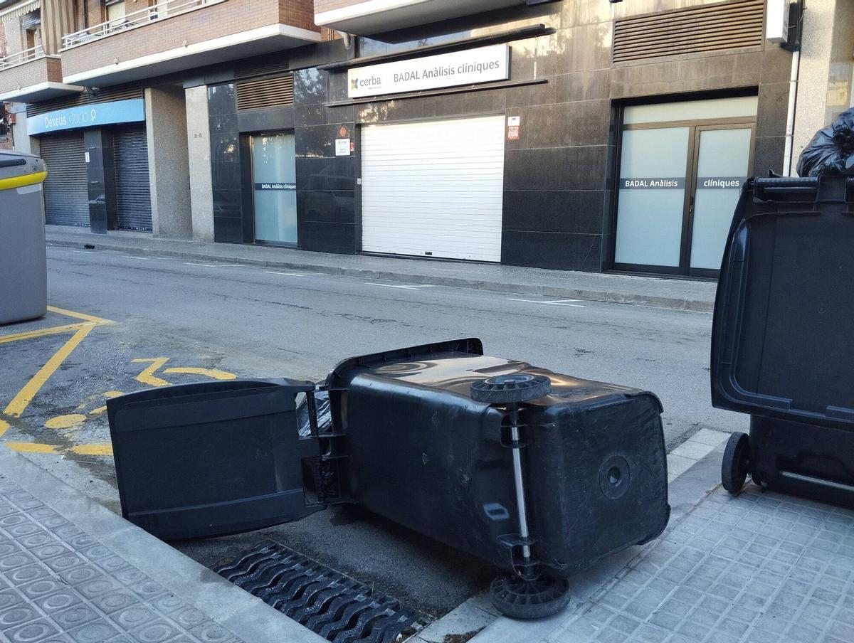 Un contenidor tombat pel vent, a Manresa