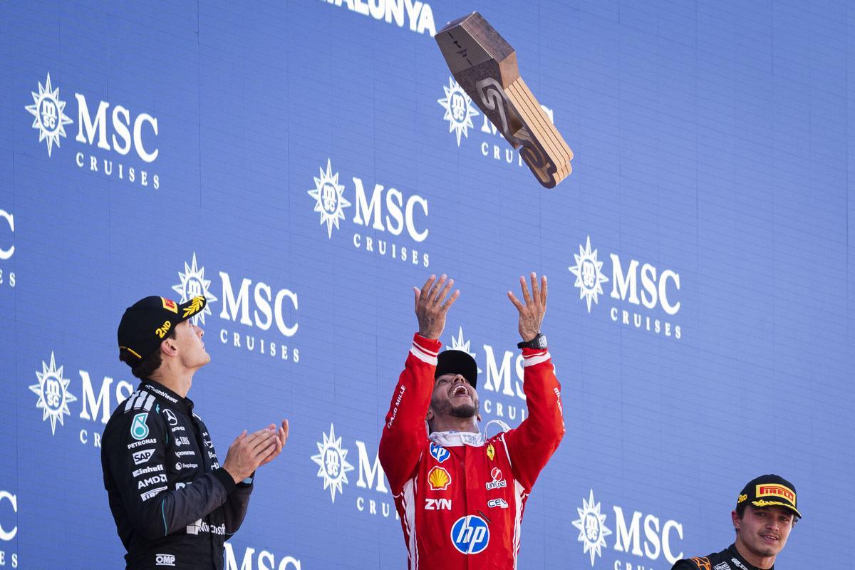 Lewis Hamilton lanza su trofeo de ganador del GP de Barcelona-Catalunya.