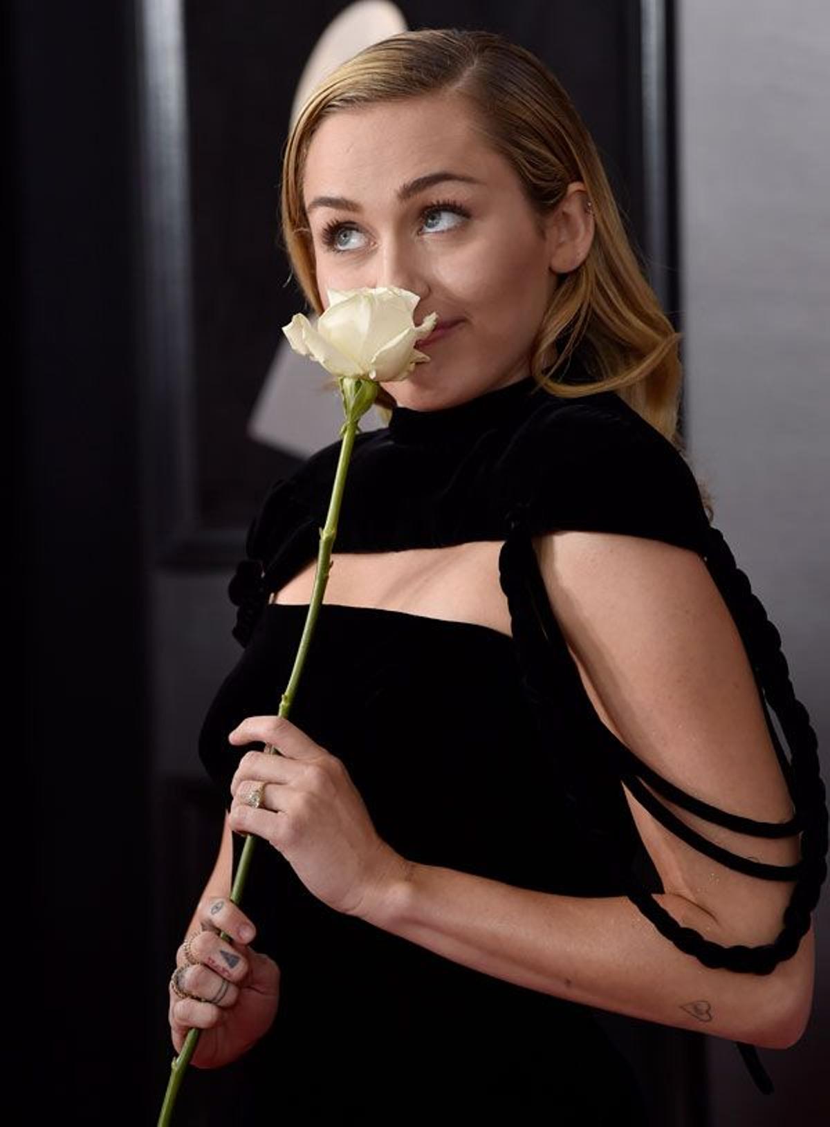 Premios Grammy 2018: Miley Cyrus con un conjunto negro de Jean Paul Gaultier