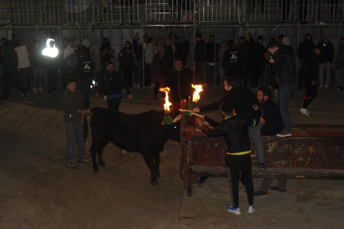 Los aficionados taurinos han asistido al primer toro embolado de las fiestas.