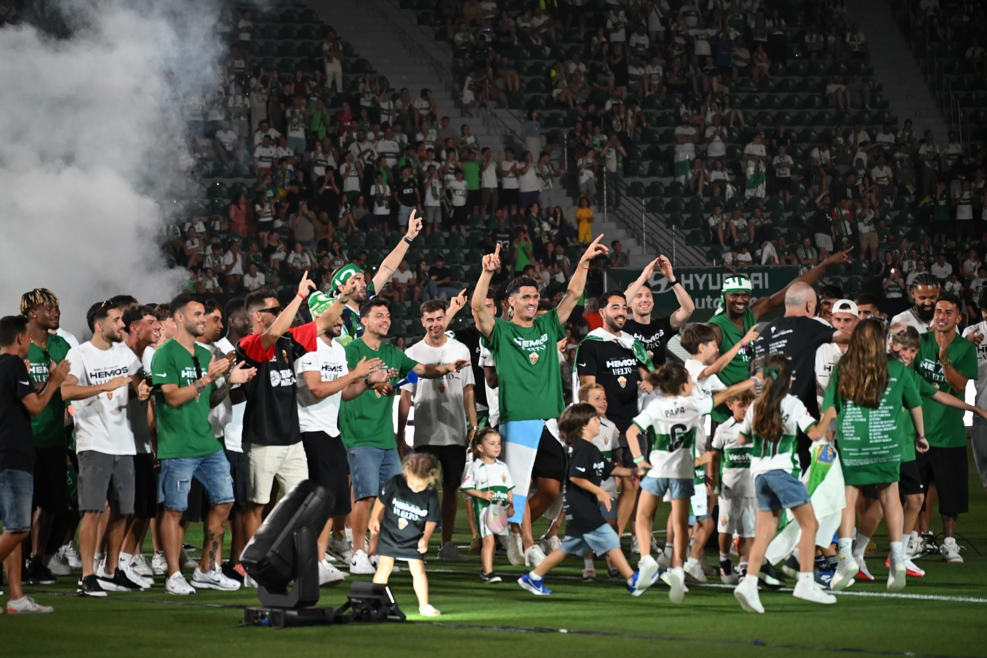 El Elche CF celebra el ascenso a Primera en el Martínez Valero