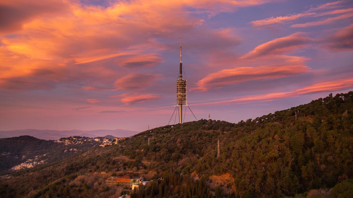 Salida del Sol en Barcelona, el 8 de febrero del 2024, con presencia de nubes altas y medias, algunas de ellas lenticulares