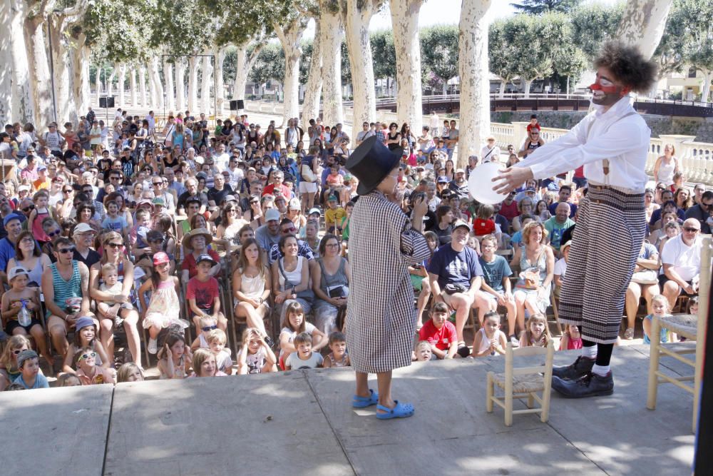 Fira del Circ al carrer de la Bisbal de l''Empordà