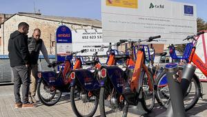 Nueva estación del AMBici en Sant Feliu de Llobregat, junto a las vías del tren y en el final de la línea T3 del Tram