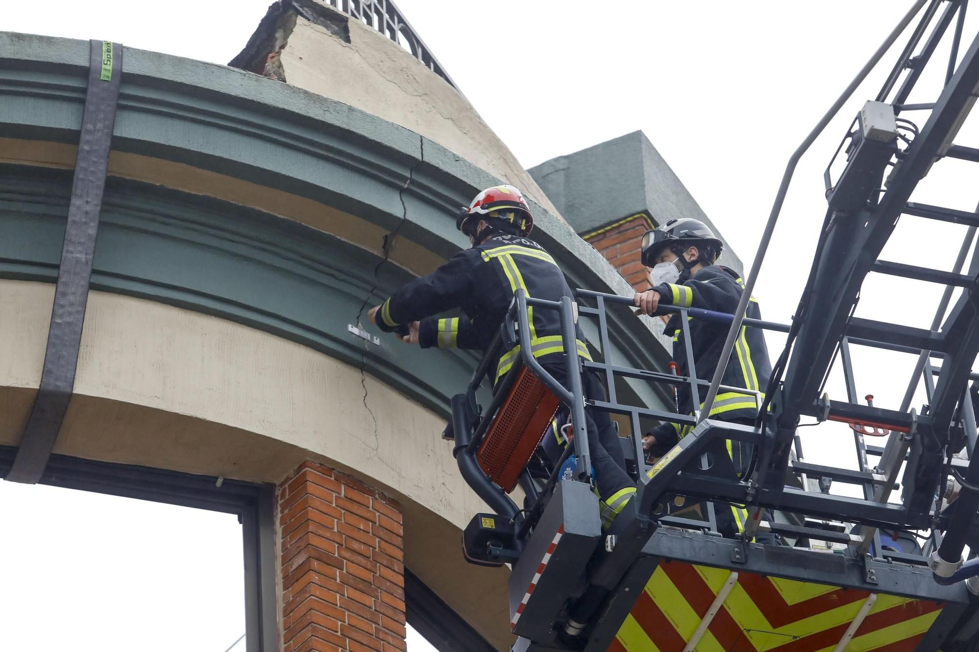 Los bomberos refuerzan la estructura del colegio San Vicente