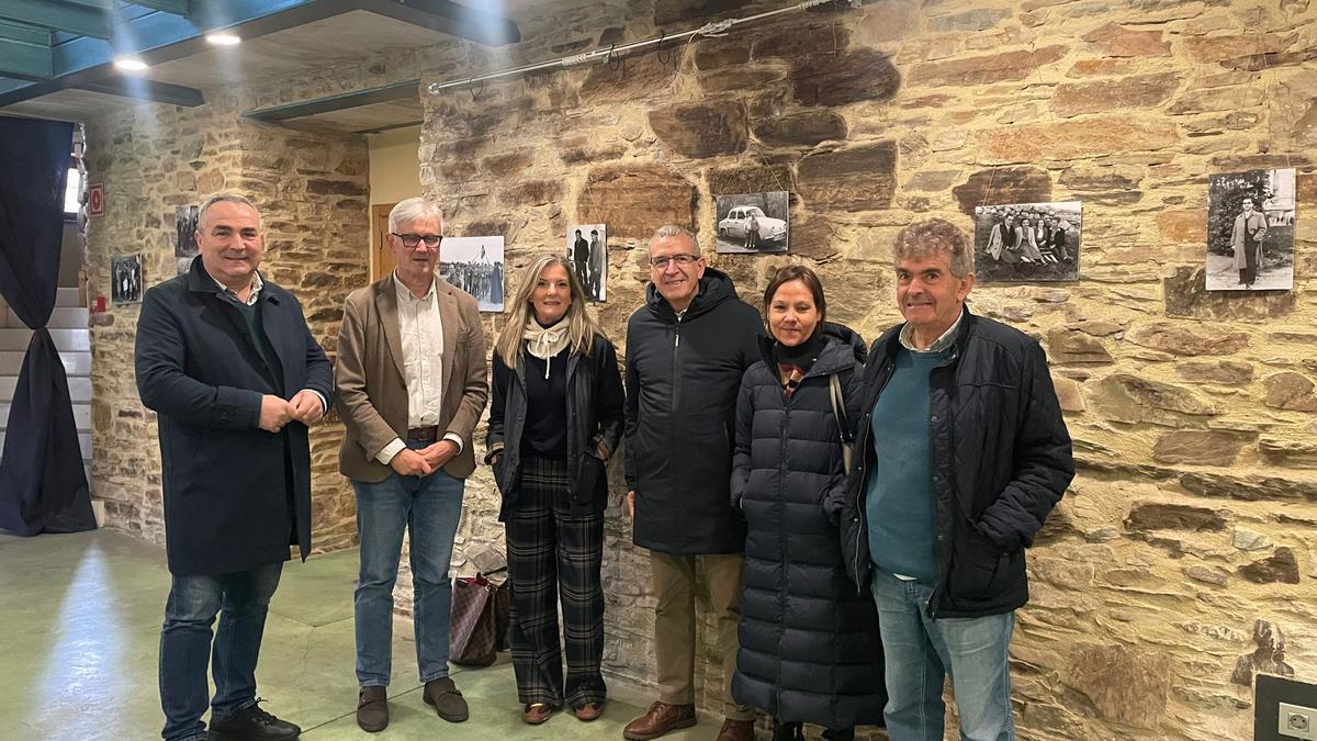 El alcalde de Taramundi, César Villabrille; el director general de Reto Demográfico, Marcos Niño Gayoso, la directora del Centro de Innovación Territorial de Asturias, Graciela Blanco, el secretario general para el Reto Demográfico, Paco Boya, la portavoz de los grupos a nivel nacional, María Martos, y el presidente de la Red Asturiana de Desarrollo Rural (Reader), Belarmino Fernández.