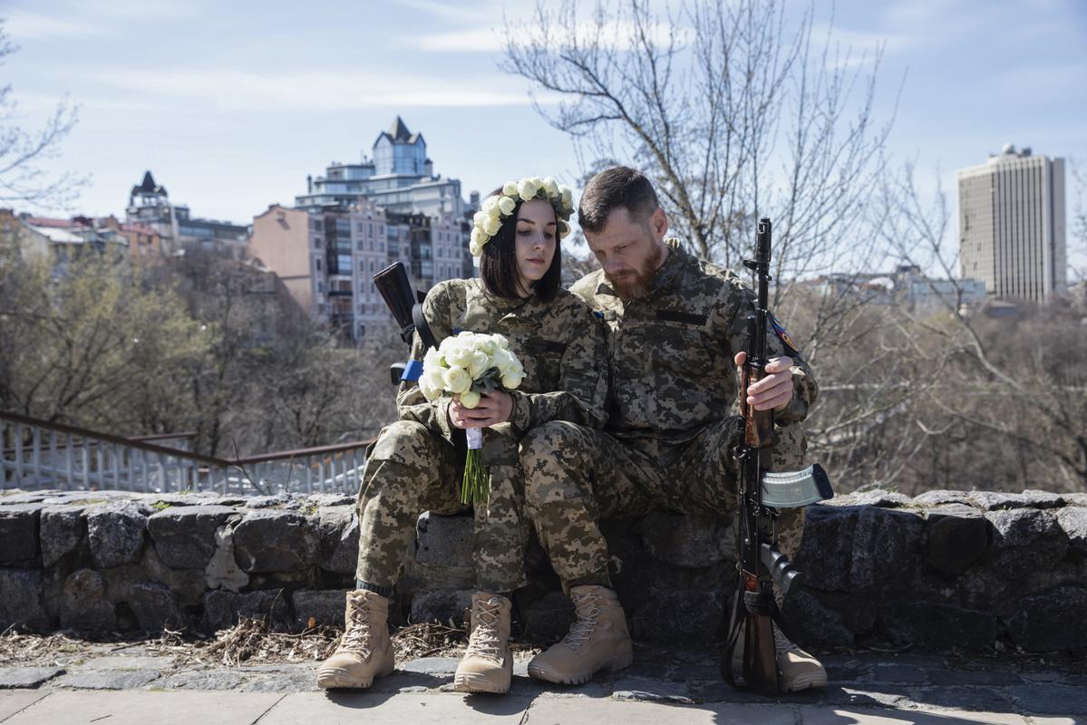 Anastasia y Viacheslav, ambos miembros de las Fuerzas de Defensa Territorial de Kiev, celebran su boda aprovechando la ley marcial, el 7 de abril de 2022