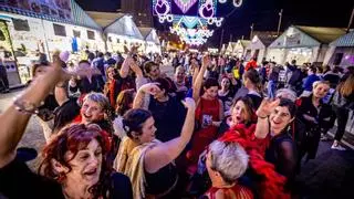 El último viernes de la Feria de Abril de Barcelona: luces por doquier, taconeo y faralaes