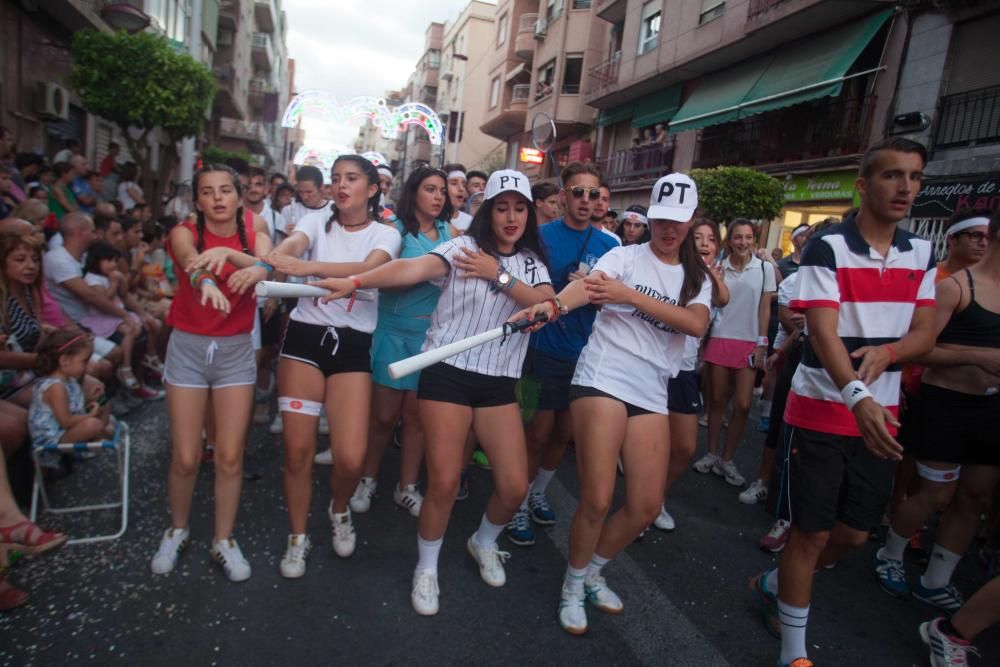 Desfile colorido de las comisiones en Elche