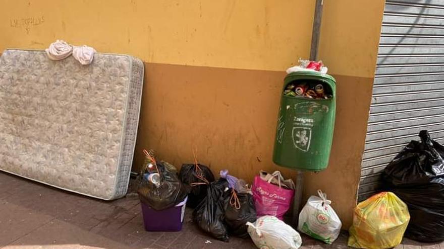 Restos de basura en Miguel de Ara.