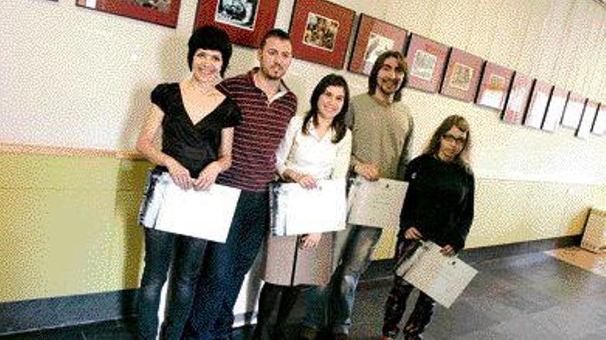 Óscar Graña (segundo, izda.) con los premiados, en la Casa da Xuventude. / marcos canosa