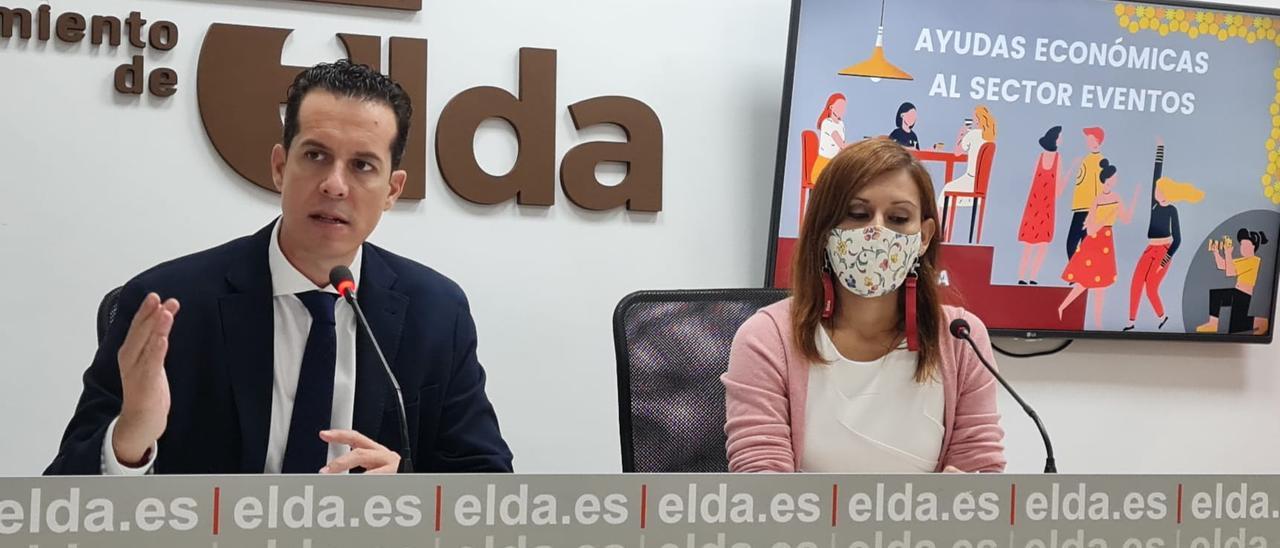 El alcalde Rubén Alfaro y la concejala Silvia Ibáñez durante la presentación del nuevo paquete de ayudas municipales.