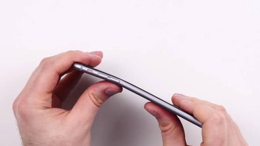 Un vídeo demuestra que el iPhone 6 Plus se dobla