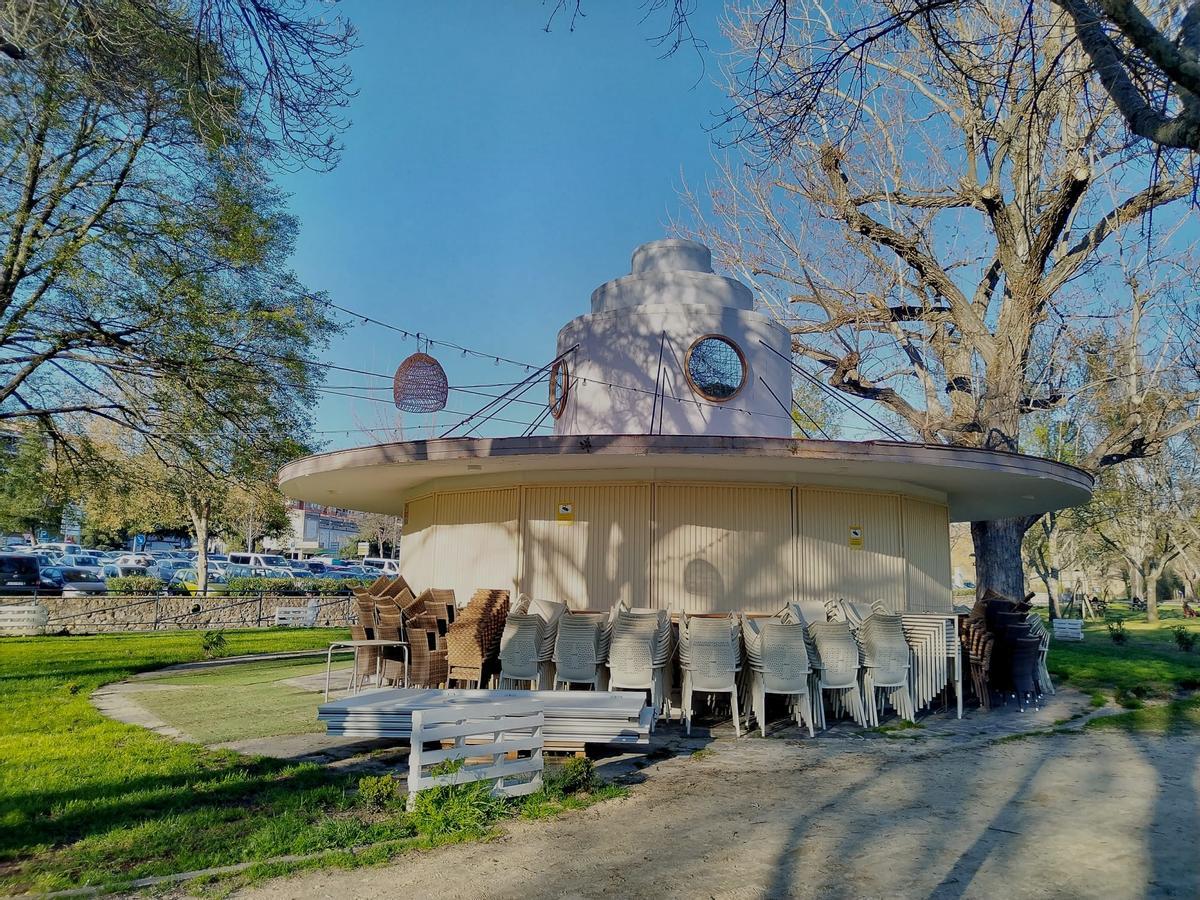 La isla de Plasencia reabrirá su quiosco y su restaurante previsiblemente en Semana Santa y Los Pinos, este viernes.