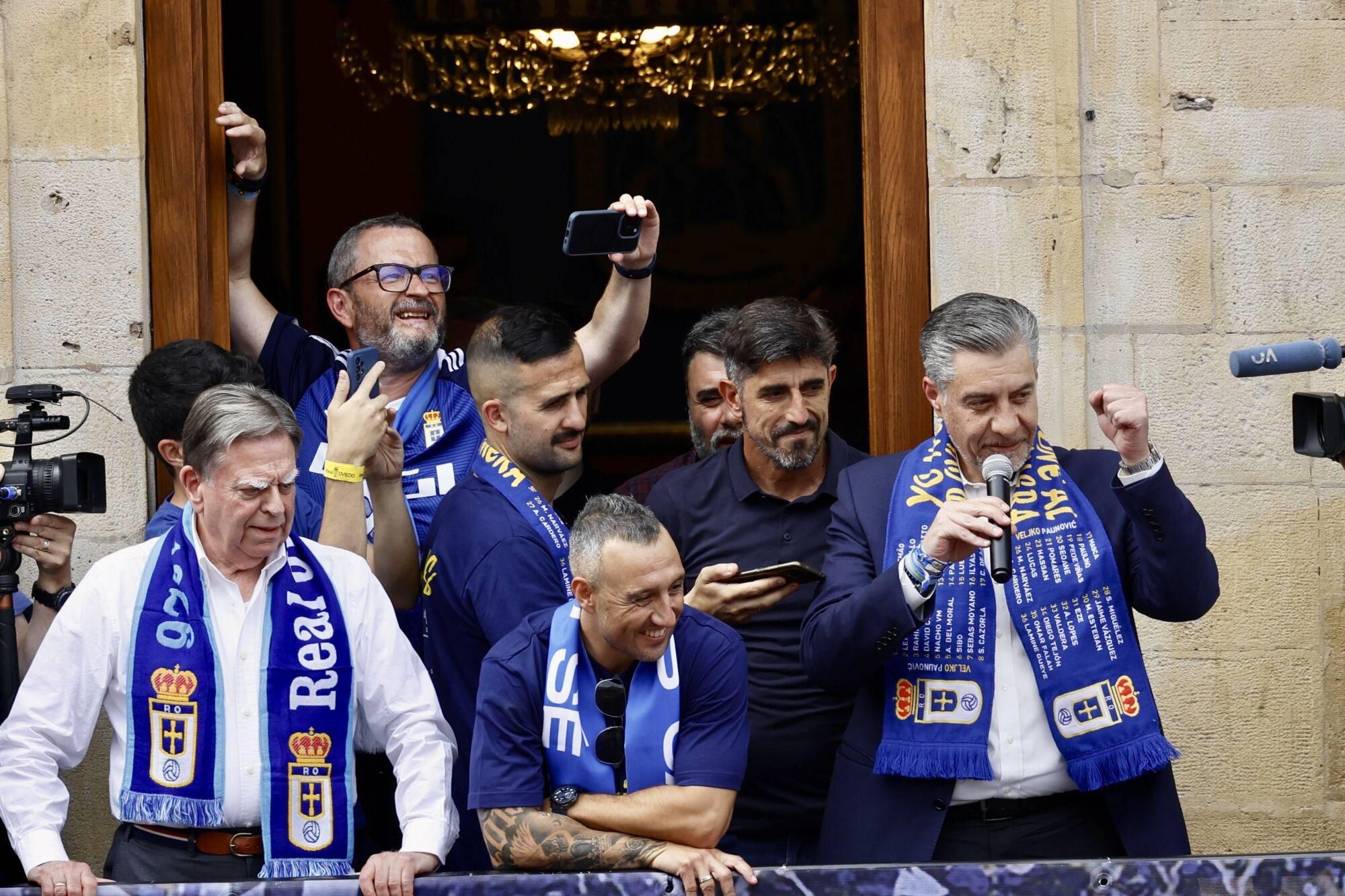 Locura azul en las calles de Oviedo para celebrar el ascenso del equipo a Primera División