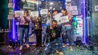 Un lotero de Las Arenas reparte 96.000 euros de cuatro quintos premios de la Lotería de Navidad