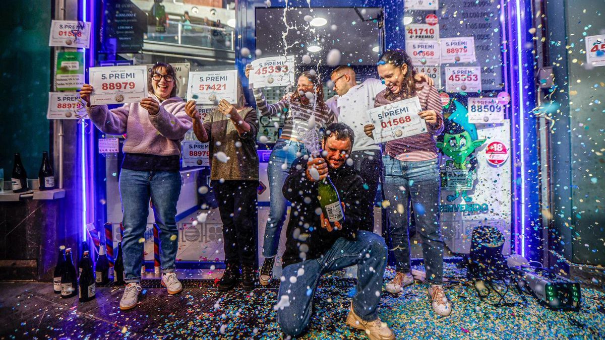 Un lotero de Las Arenas vende el Gordo y cuatro quintos premios de la Lotería de Navidad