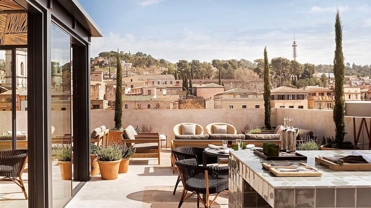 La azotea de Casa Cacao, donde tomar un ’brunch’, unas tapas o unas copas con vistas al Barri Vell de Girona.