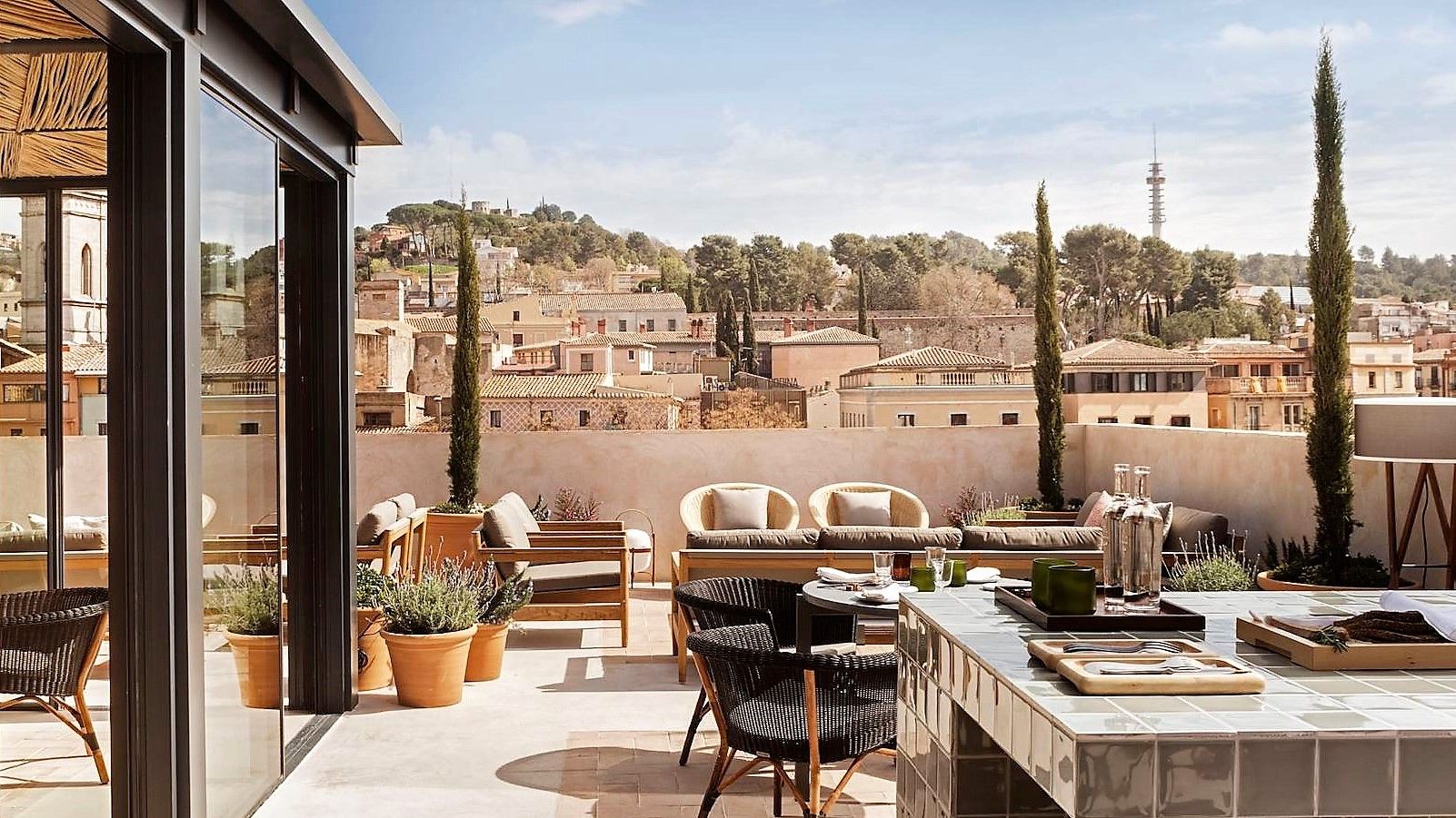 La azotea de Casa Cacao, donde tomar un 'brunch', unas tapas o unas copas con vistas al Barri Vell de Girona.