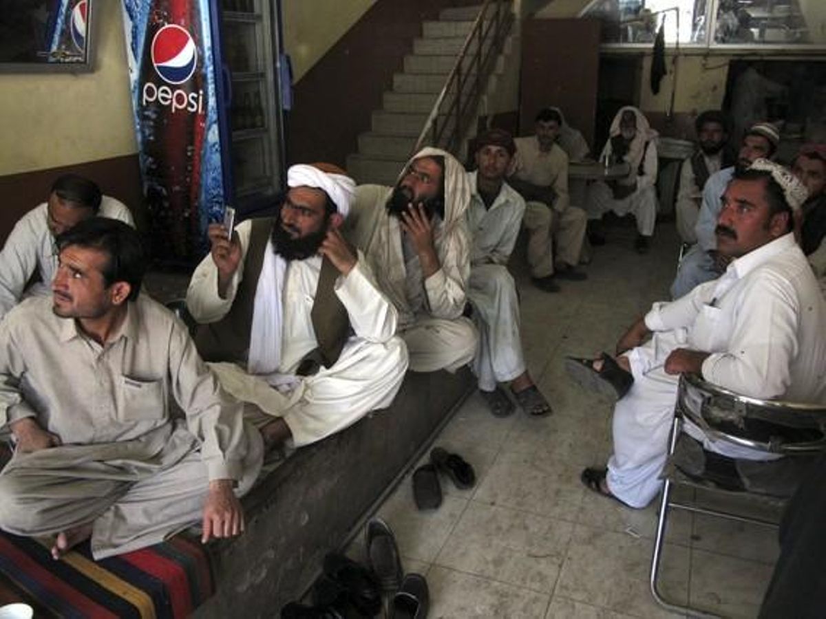 Diversos pakistanesos segueixen les últimes notícies sobre la mort de Bin Laden en una cafeteria de Quetta, al Pakistan.