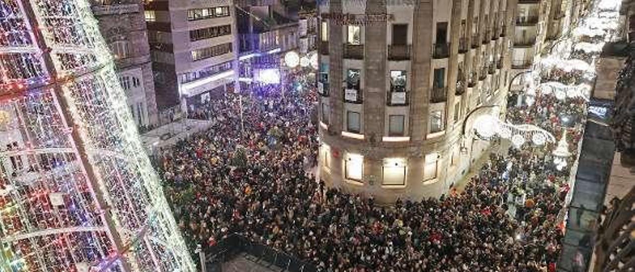 Porta do Sol y Príncipe, abarrotadas tras el encendido. // José Lores