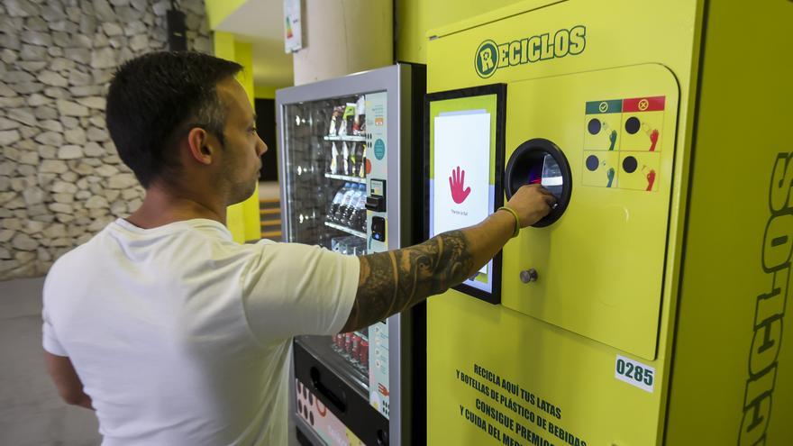 La máquina que puede convertir latas en patinetes en Alicante