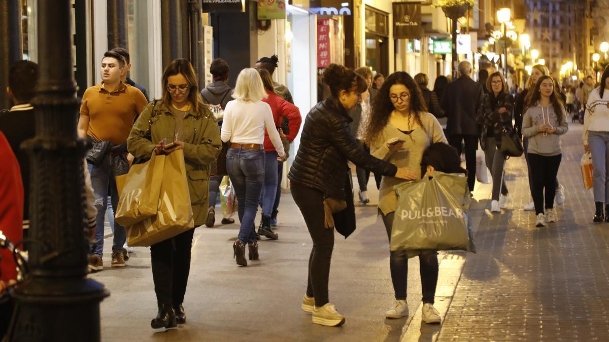 Imagen de una calle comercial del centro de Castelló.