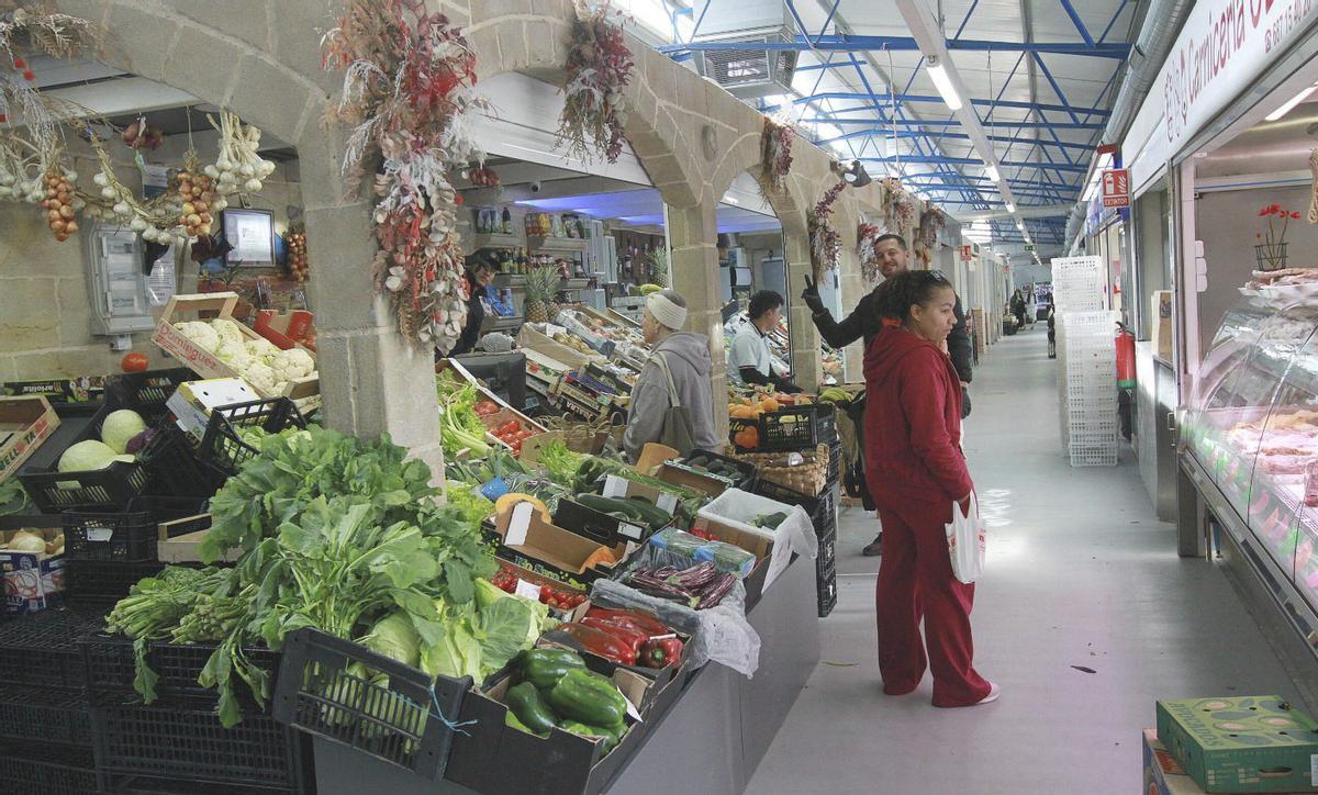 El interior del edificio provisional de la plaza de abastos en la Alameda, a la espera de la reforma.