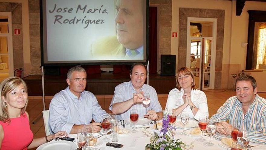 Rodríguez, entre Jaume Font y Rosa Estarás, en la comida homenaje que le ofreció el PP.