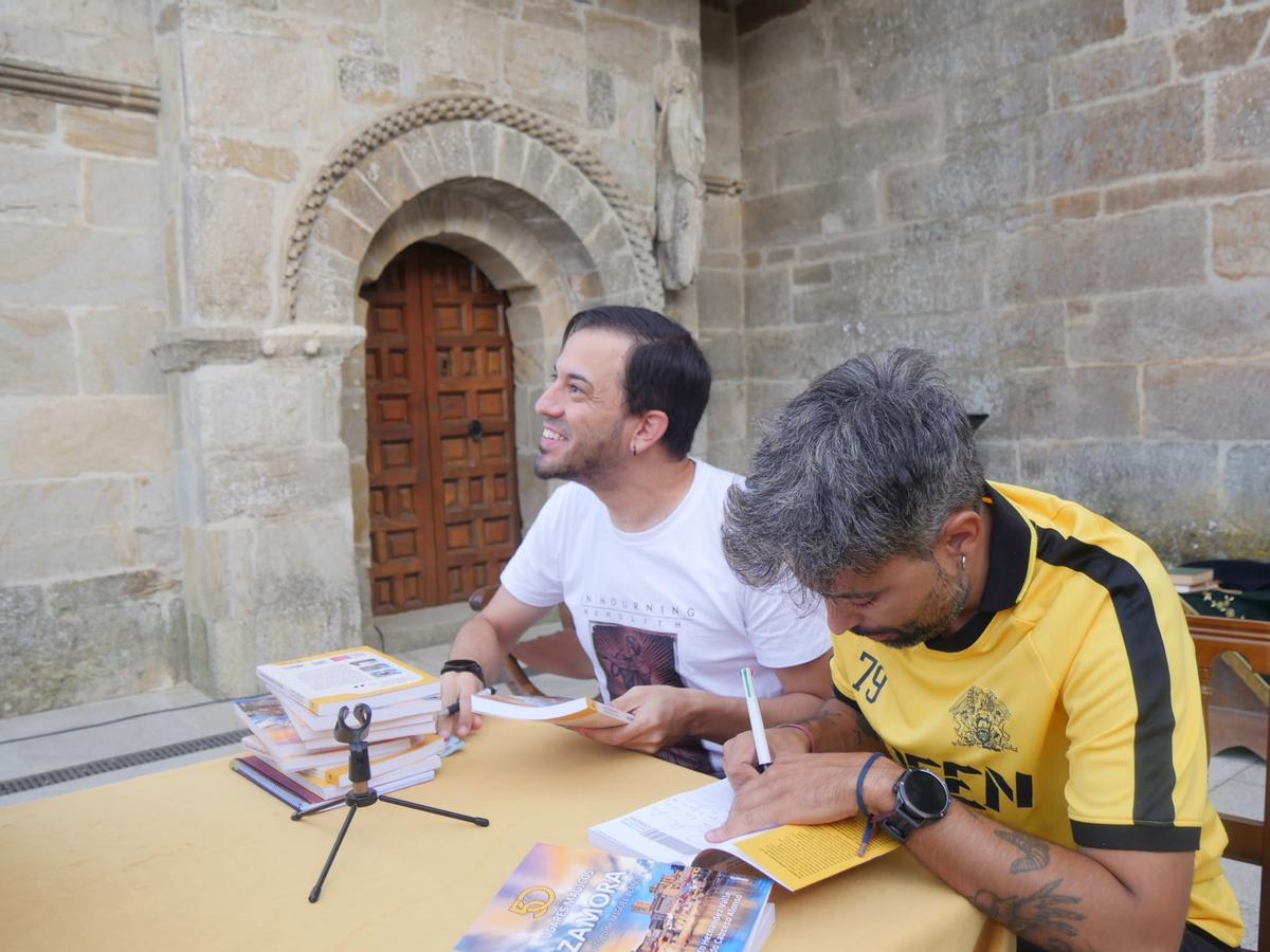 Firma de ejemplares de Eduardo Cabrero y Alberto Hernández.