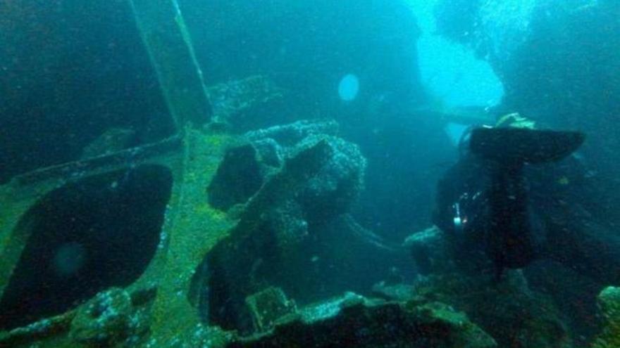 Arriba un buceador durante la inmersión al casco del &#039;Rytterholm&#039; y abajo dos detalles del pecio. / nauga