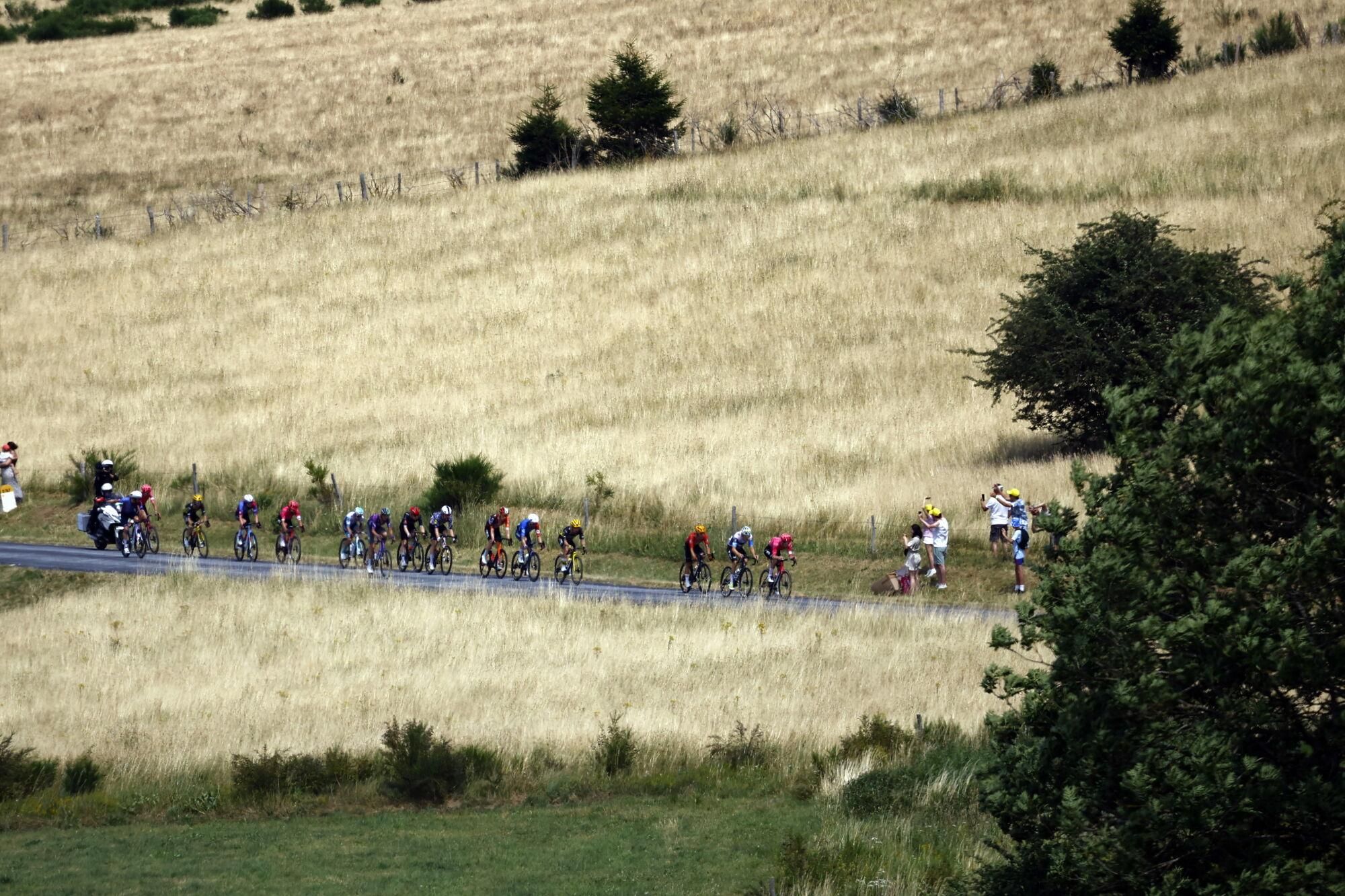 (France), 14/07/2025.- The breakaway group in action during the 10th stage of the Tour de France cycling race over 165.3km from Ennezat to Le Mont Dore Puy de Sancy, France, 14 July 2025. (Ciclismo, Francia) EFE/EPA/MARTIN DIVISEK