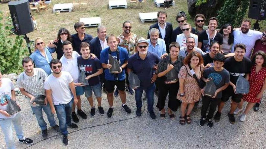 Los premiados con miembros del jurado y de la organización, tras la entrega de galardones en el Mosteiro de Xagoaza. // FdV