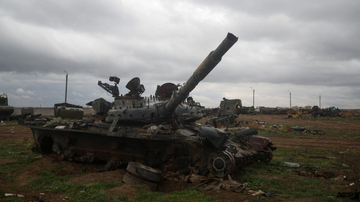 Un tanque ruso destruido y abandonado por las tropas del Kremlin en su retirada de Jersón.
