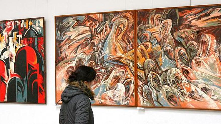 Una mujer observa las pinturas de la artista ucraniana Walerij Frantschuk en el centro cultural de ArtDepot de Magdeburgo,