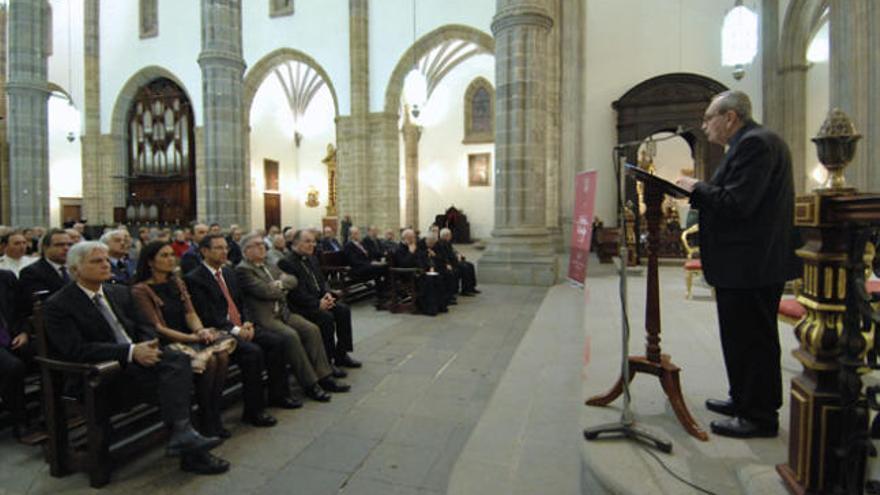 Julio Sánchez durante su conferencia, ayer, en la Catedral de Santa Ana. | andrés cruz